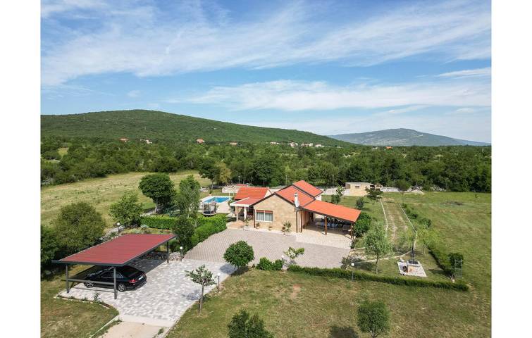 Geräumiges Apartment mit einem Schlafzimmer, Pool und Terrasse in Dalmatinisches Zagora