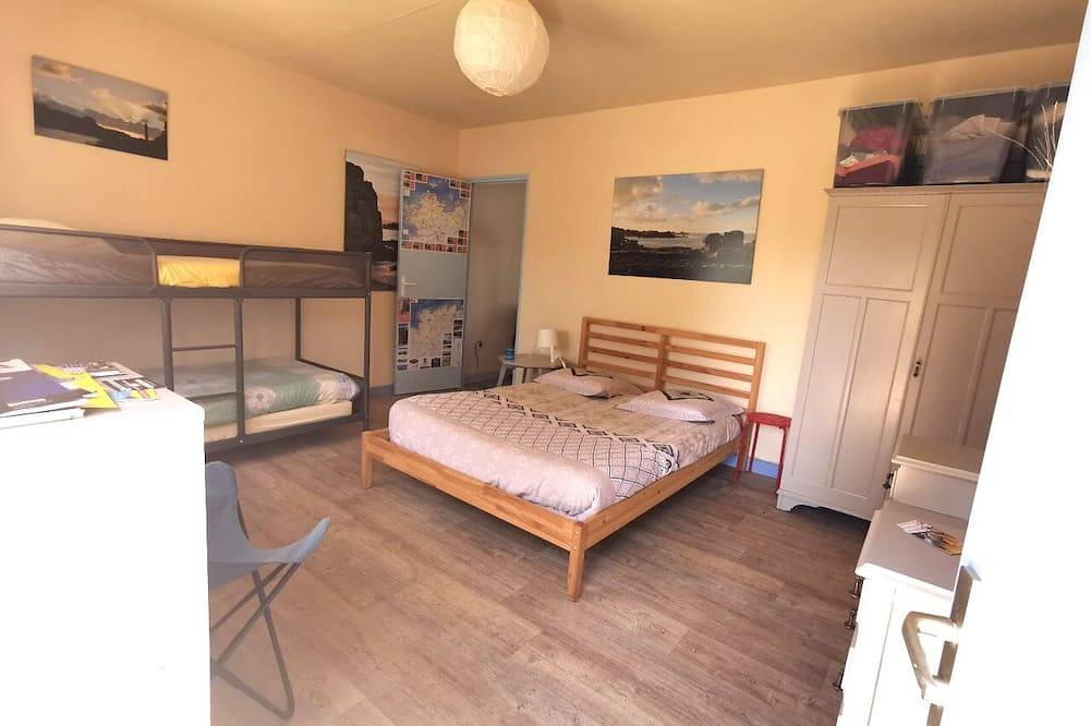Apartamento entero, Arty, self-contained accomodation on \"la cote de granit rose\" 800m from the Breton sea in Louannec, Costa de granito rosa
