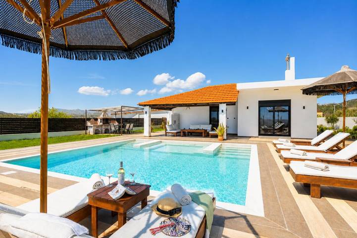 Ferienhaus für 4 Personen, mit Terrasse und Garten in Afantou