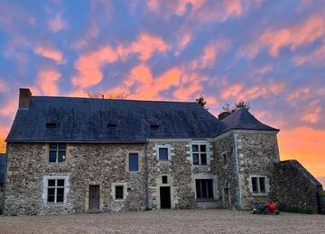 Cottage pour 4 personnes, avec terrasse ainsi que jardin et vue à Durtal