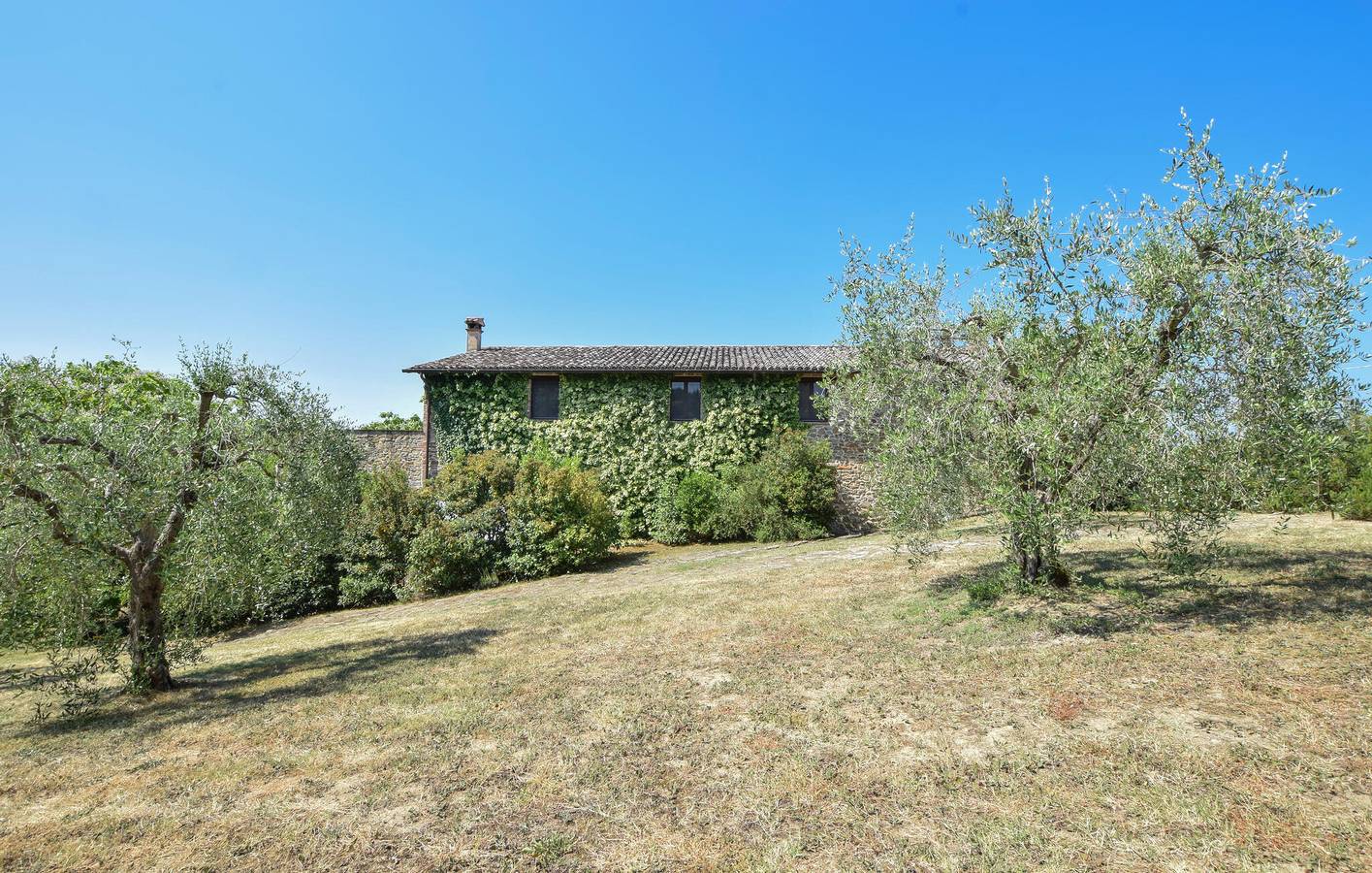Ritiro in riva al fiume con piscina, giardino e parcheggio in San Venanzo, Perugia e dintorni