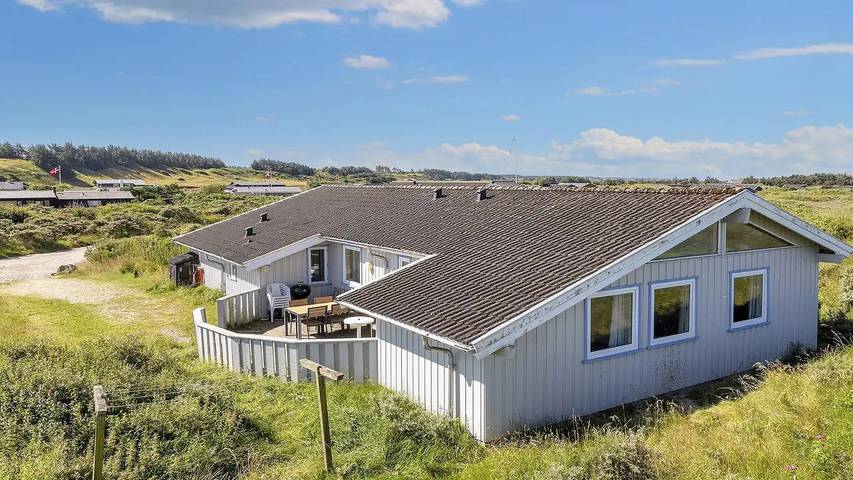 Ferieudlejning for 13 personer, med pool og terrasse samt sauna, husdyr tilladt i Nørlev Strand