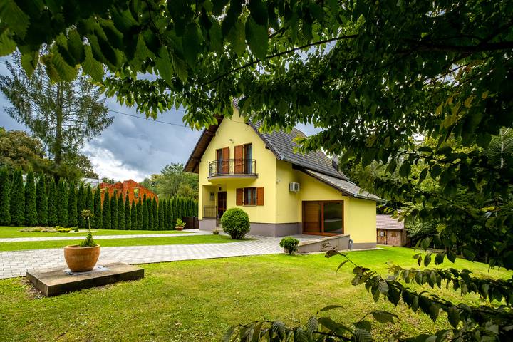 Ferienhaus für 8 Personen, mit Garten und Pool sowie Terrasse und Sauna