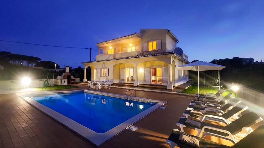Villa for 10 people, with terrace and garden, with pets in Albufeira