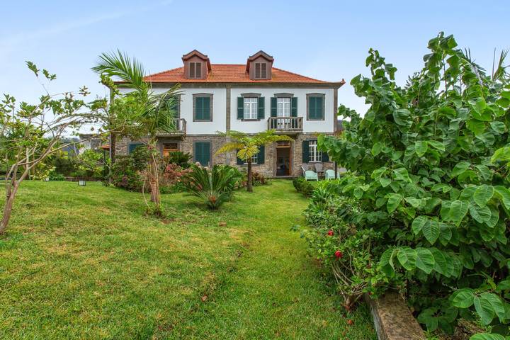 Villa 'Quinta do Serrado' mit Meerblick, privatem Garten und WLAN in Ribeira da Janela, Madeira