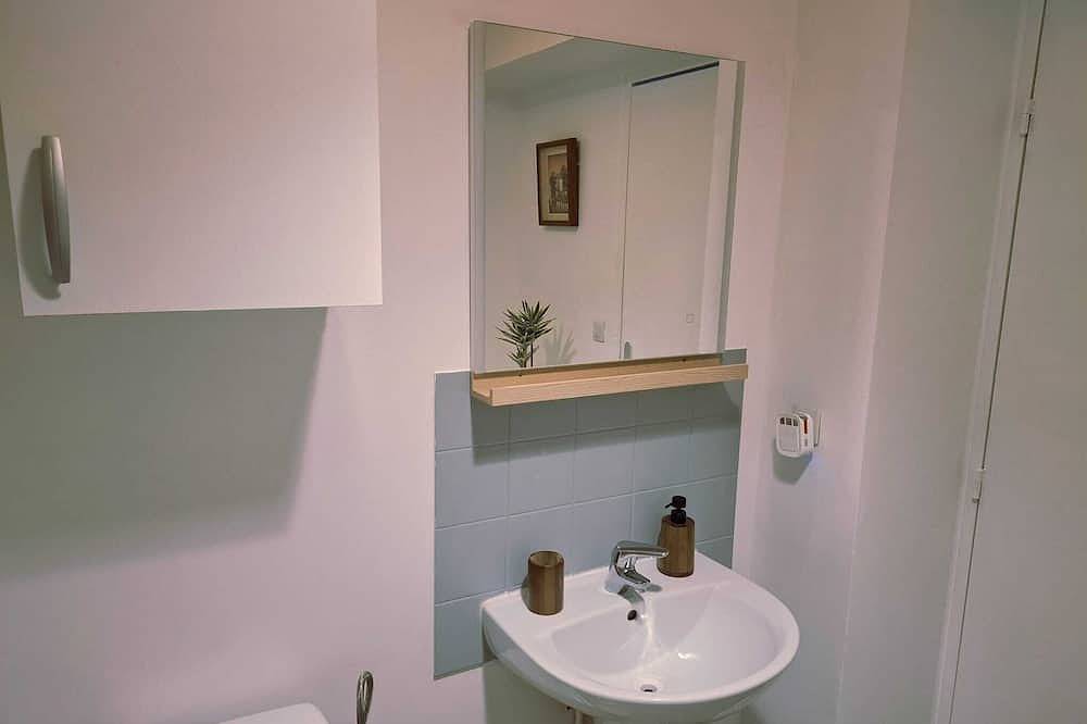 Ganze Wohnung, Cosy, bright 33m2 studio apartment, fully renovated, offering quiet comfort and high-speed Wi-Fi. in Courcouronnes, Essonne