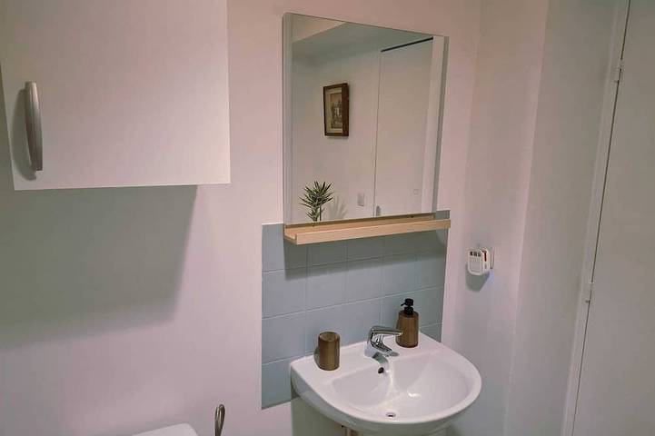 Appartement entier, Studio cosy lumineux 33m2 entièrement rénové .Confort calme et Wi-Fi haut débit. in Courcouronnes, Essonne