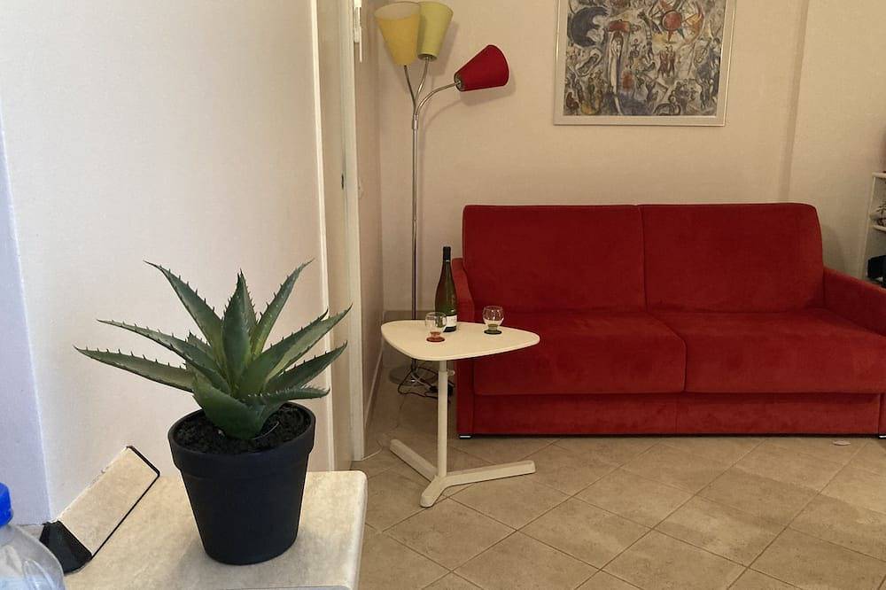 Ganze Wohnung, Panoramic sea views, residence with pool, 5 mins walk to beach & village centre in Théoule-sur-Mer, Massif de l'Esterel