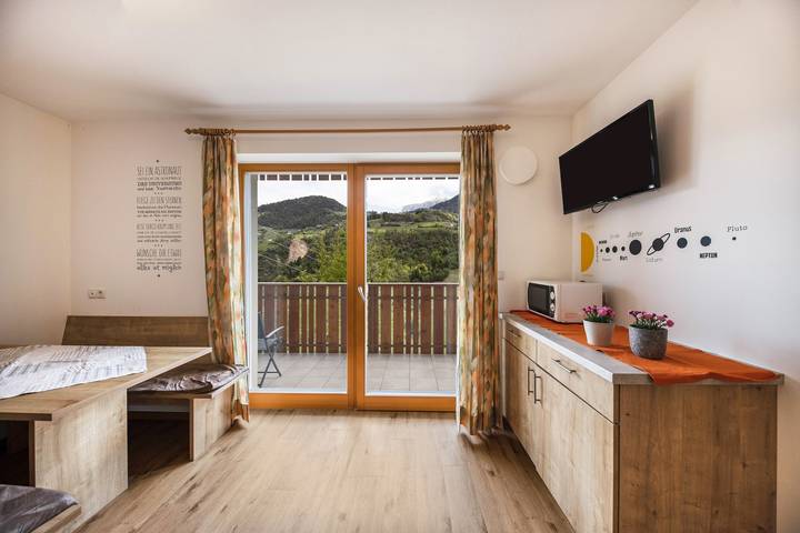 Geheel appartement, Appartement "Tschafon Oberparnaihof" met Bergzicht, Terras & Wi-Fi in Collepietra, Karneid