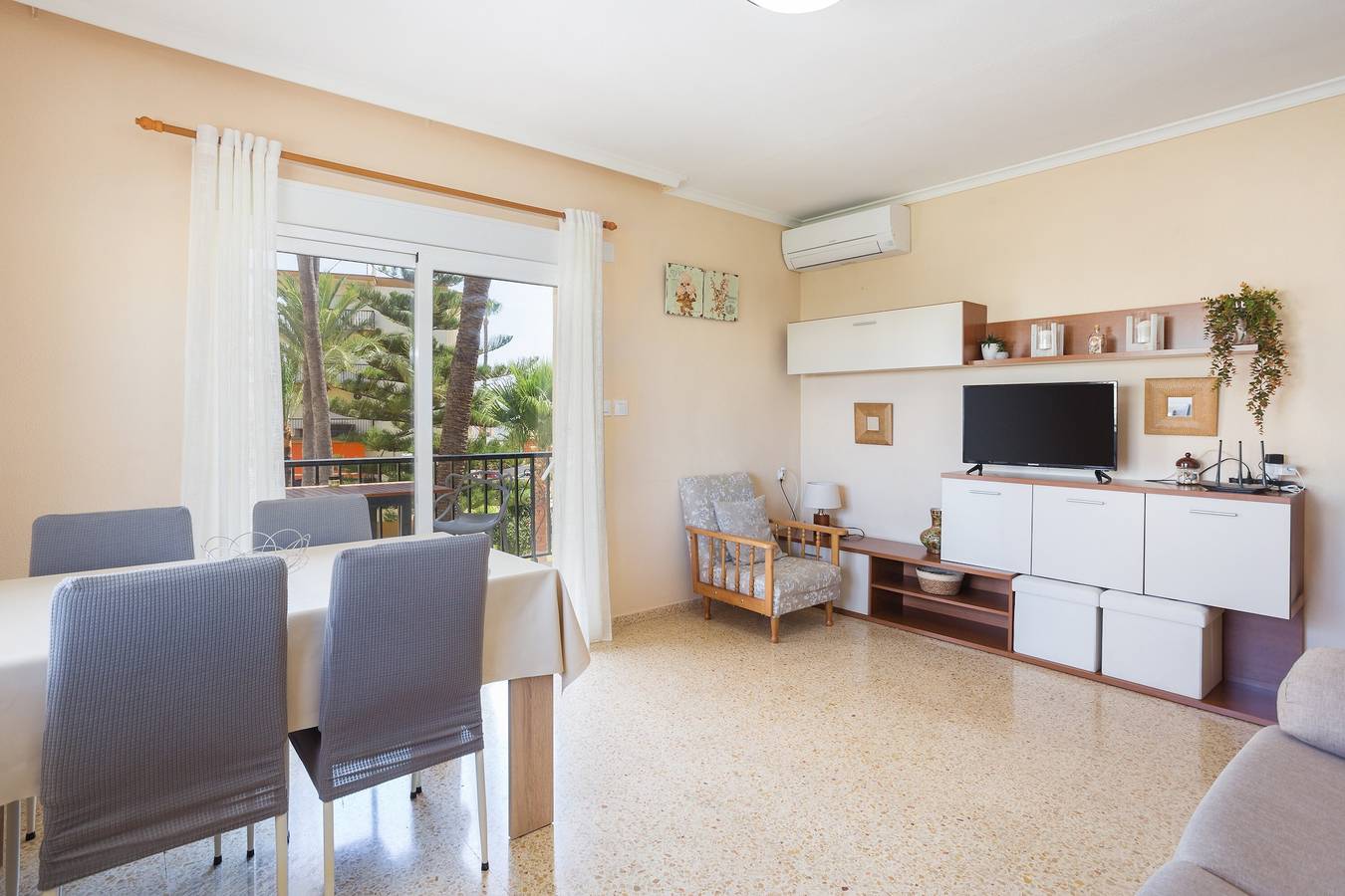 Ganze Wohnung, Ferienwohnung 'El Apartamento De Adela' mit Gemeinschaftsgarten, Wlan und Klimaanlage in El Palmar, Costa Blanca
