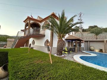 Casa rural para 12 personas, con vistas además de jardín y piscina en Algarinejo