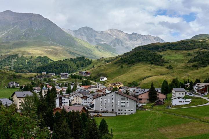 Ferienwohnung für 4 Personen, mit Terrasse und Ausblick in Bivio