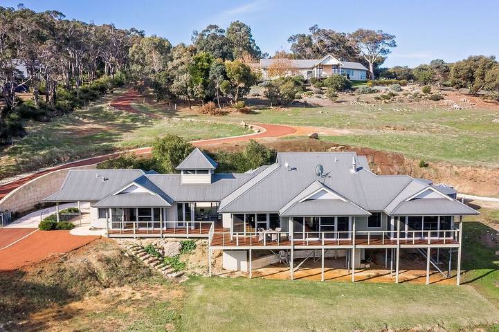 Holiday home for 8 people, with garden and terrace, with pets in Yallingup