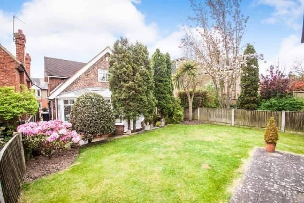 Cheerful 3 bedroom house with generous rear garden in Canterbury\n in Kent