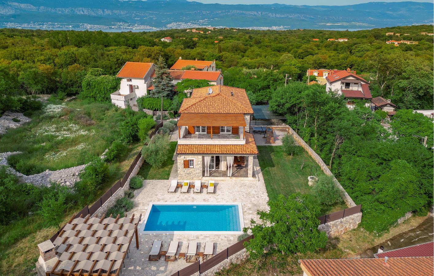 Charmantes Apartment mit Pool, WLAN und Parkplatz, 2,5 km vom Stadtzentrum von Kras entfernt in Gostinjac, Krk