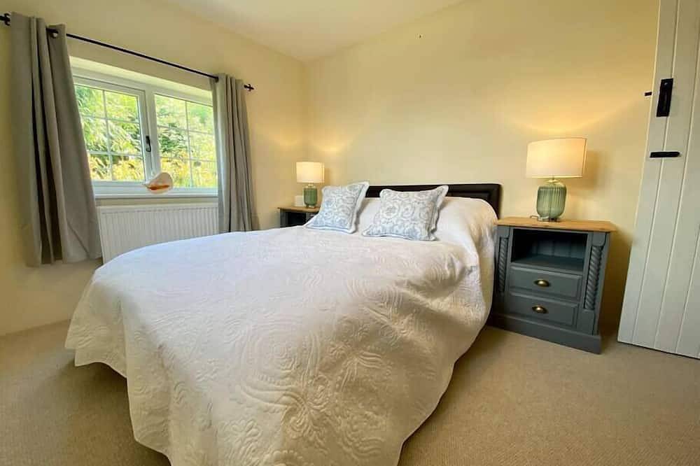 Large 5 Bedroom Thatched Cottage - Great Location! in Dorset