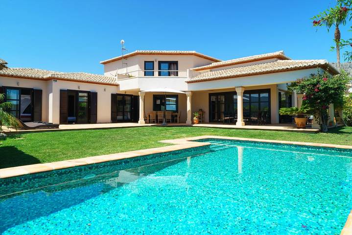 Chalet para 6 personas, con terraza además de piscina y jardín - 1