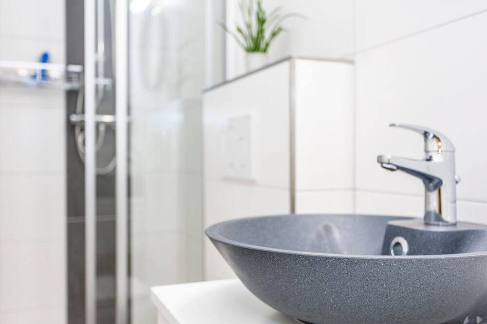 Familiensuite, 2 Schlafräume Badezimmer - Sonnberg Lodge in Maria Alm, Pinzgau