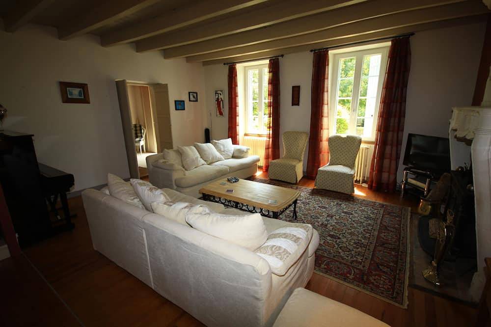 Grande maison charentaise privée avec piscine et jolis jardins pour 10-13 personnes in Vanzac, Région de Jonzac