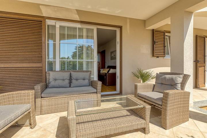 Ferienwohnung für 4 Personen, mit Balkon/Terrasse in Zbandaj