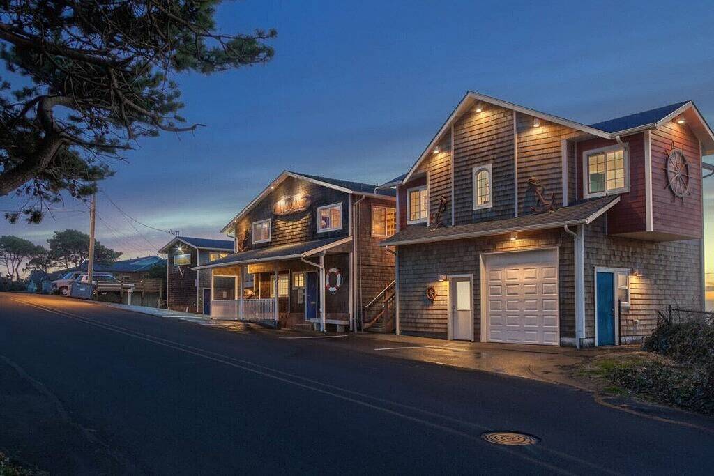 Ganze Wohnung, Quarterdeck -Studio mit Kingsize-Bett, Kamin, Ocean Balkon, Küchenzeile, Wifi in Oceanlake, Lincoln City