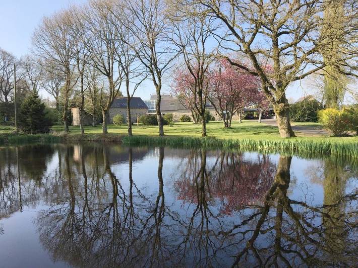 Location de vacances pour 3 personnes, avec terrasse ainsi que jardin et vue dans Le Vieux-Bourg
