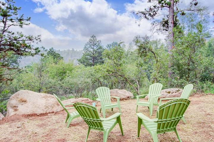 Log cabin for 6 people, with yard and pool as well as hot tub, with pets in Pikes Peak