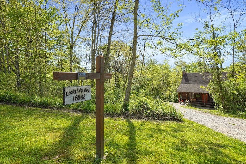 Liberty Ridge Cabin, in der Nähe von Old Man's Cave, Feuerstelle, Deck, Hottub, Wifi, Hobbyraum in Hocking Hills