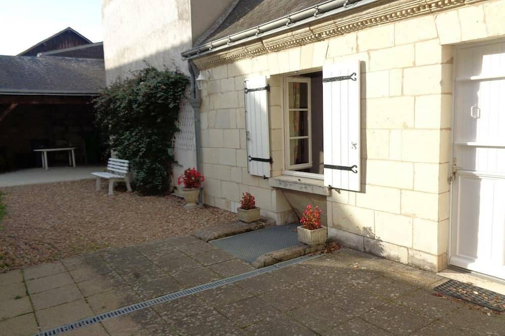 Maison tourangelle restaurée, 3 chambres, jardin clos, village viticole, proche loisirs et équipements bébé in Restigné, Vallée de la Loire