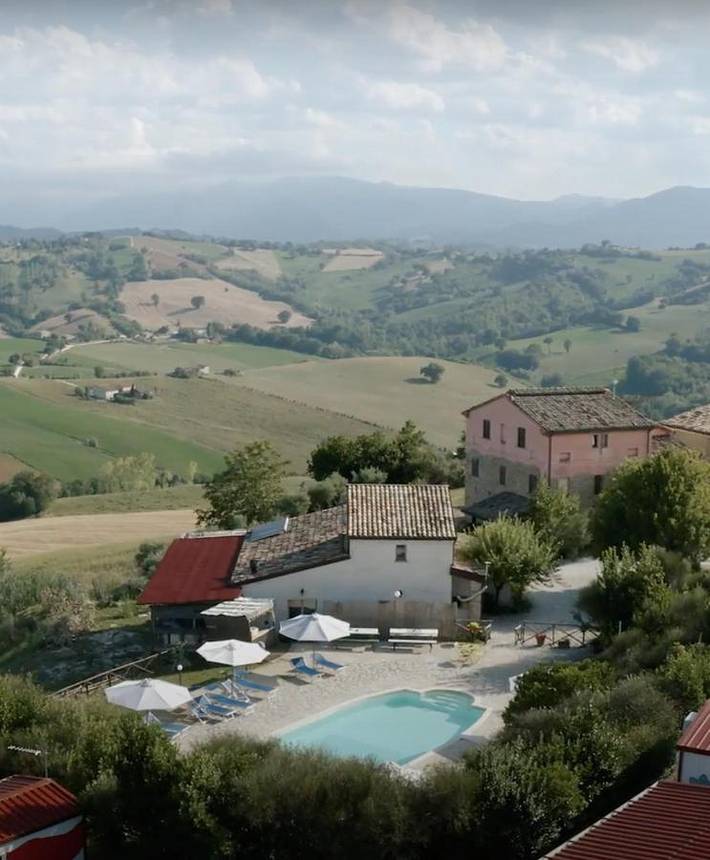 Agriturismo per 4 persone, con Terrazza e Giardino nonché Piscina e Panorama a Tolentino