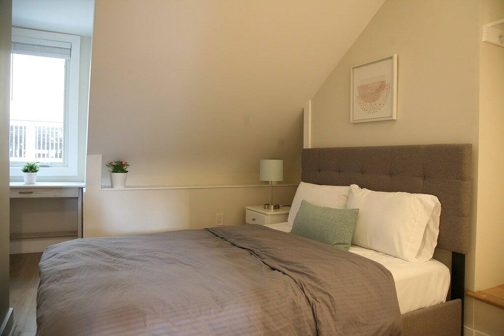 Ganze Wohnung, Warm & Unique - Amazing Downtown Location - 2 Queen Beds - Disney+ Included in Philadelphia, Philadelphia County