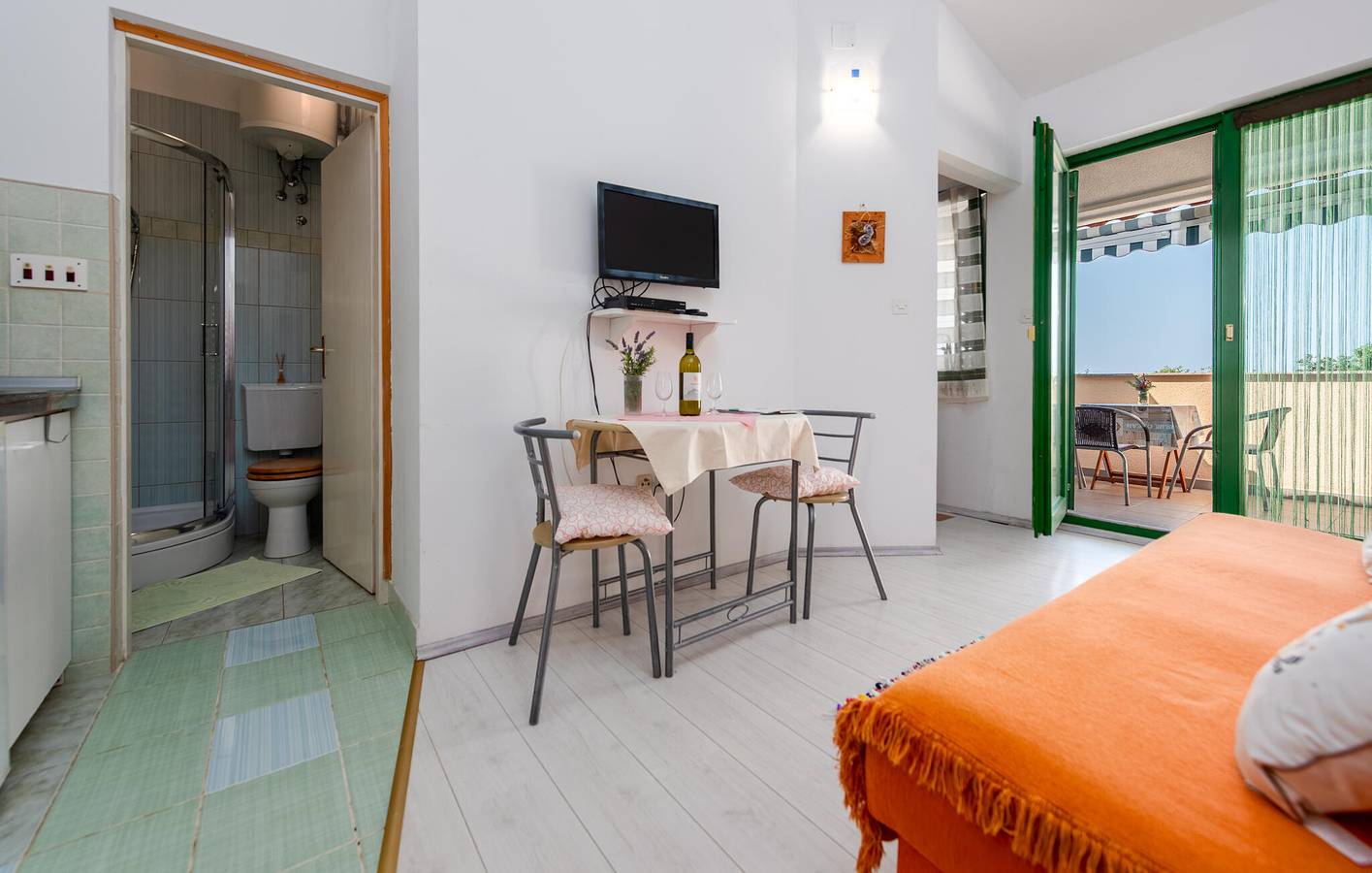 Entire holiday apartment, Seaside Retreat: Cozy Apartment with Terrace & Grill, 900m from Beach in Novalja, Pag Island