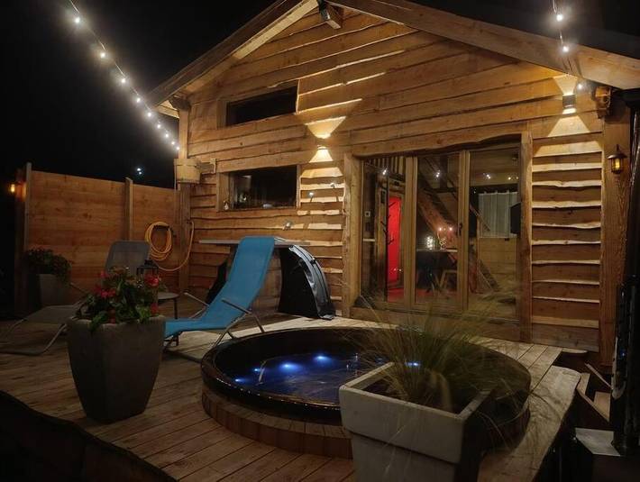 Chalet pour 2 personnes, avec Balcon et Jacuzzi ainsi que Terrasse et Jardin à Septmoncel