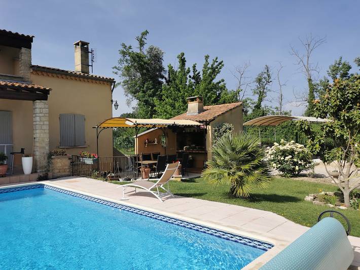Chambre d’hôte pour 4 personnes, avec Balcon et Terrasse ainsi que Jardin et Piscine