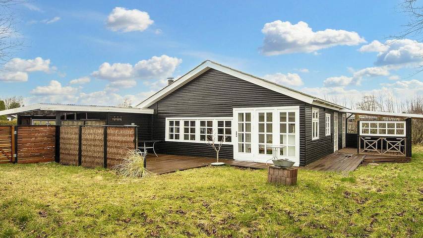 Ferieudlejning for 4 personer, med terrasse i Grenå Strand