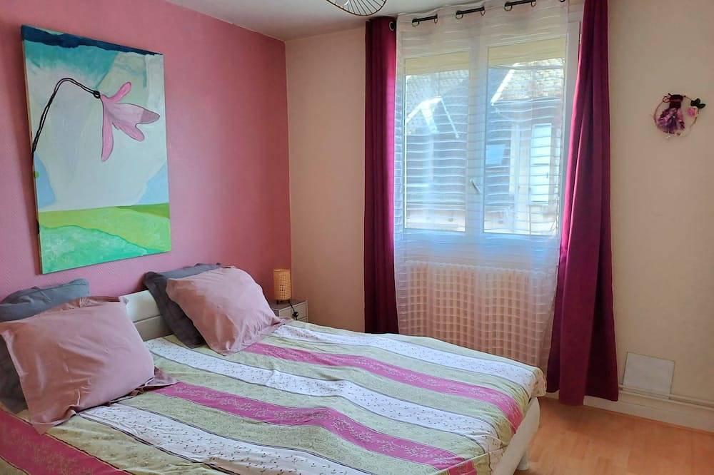 Entire apartment, Sunny apartment with balcony near train station, hospital, Prisme... in Aurillac, Aurillac region