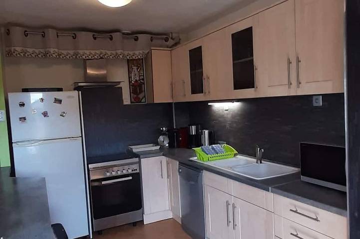 Gîte pour 13 personnes, avec piscine et jardin, animaux acceptés à Charmé