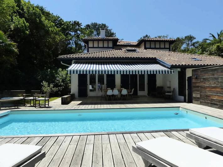Villa des Acacias con piscina climatizada entre lago y océano. Wifi. in Lago de Hossegor, Hossegor