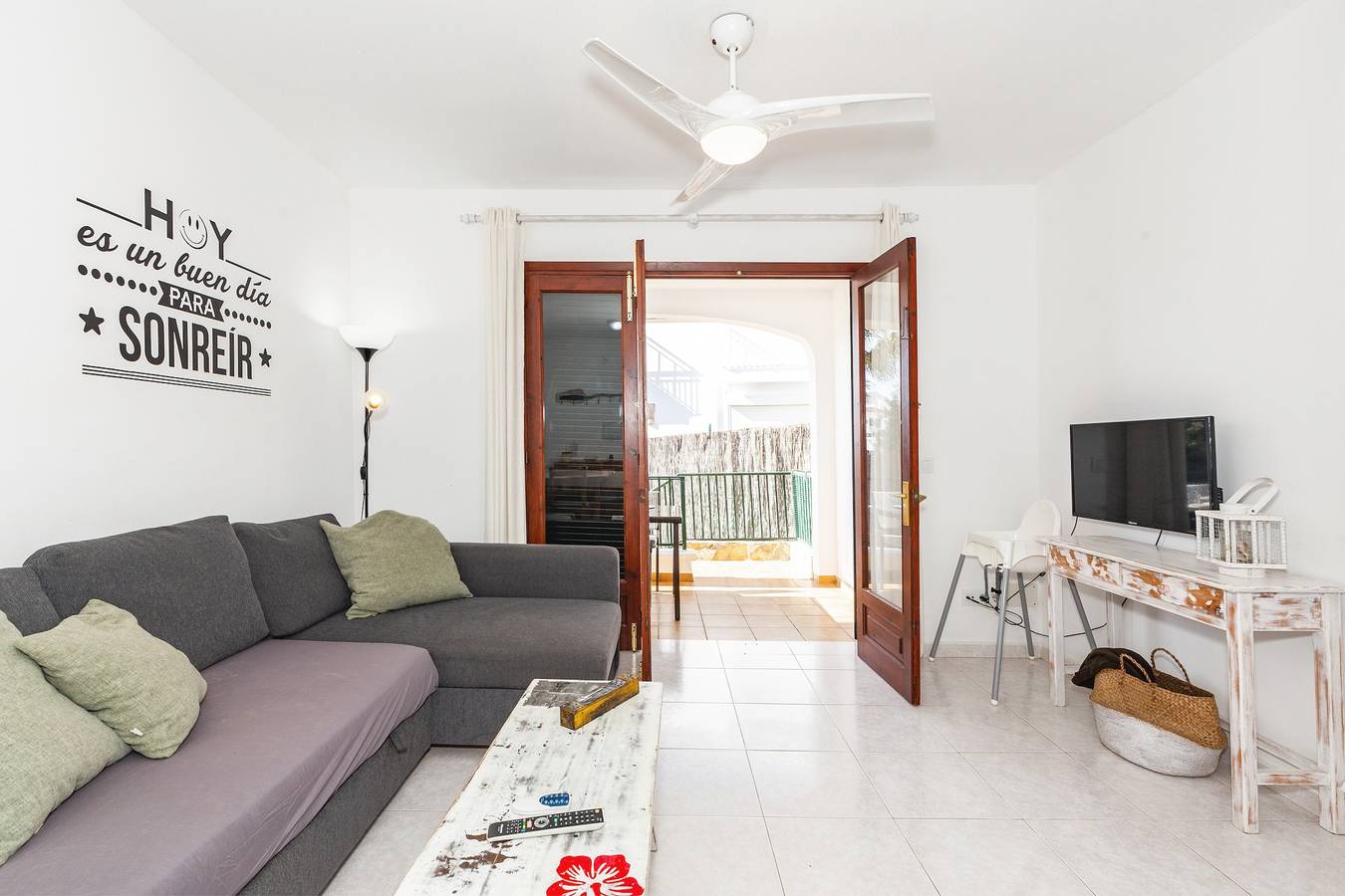 Appartement entier, Appartement "Biniforcat" avec piscine partagée, terrasse privée et Wi-Fi in Cala Blanes, Ciutadella