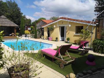 Gîte pour 2 personnes, avec piscine ainsi que terrasse et jardin, animaux acceptés à Oeyreluy