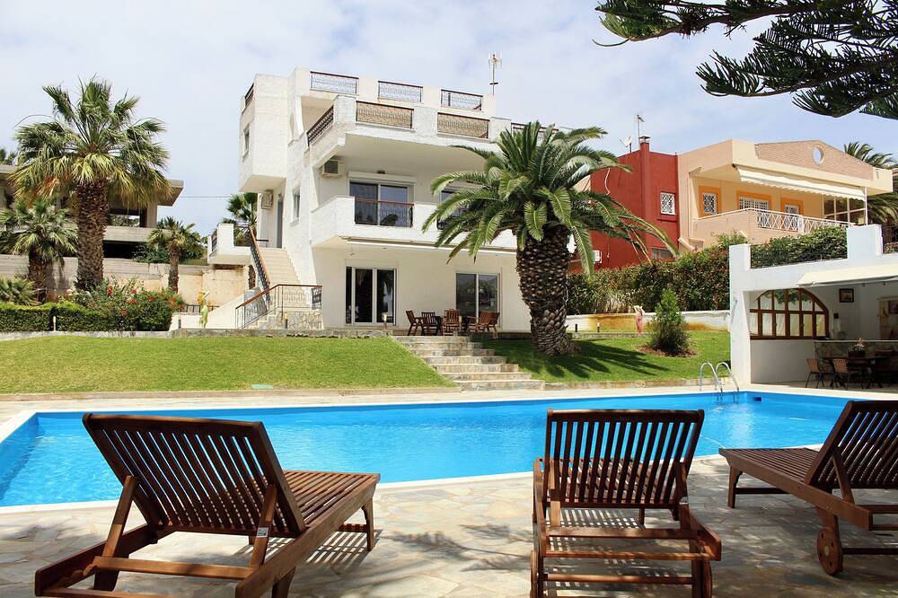 Villa de familles avec grande piscine privée, près des plages pittoresques in Kalyvia Thorikou, Côte est de la région de l'Attique
