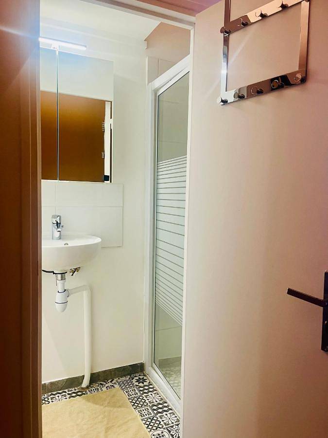 Appartement de vacances entier, Double Room with Private Bathroom in Yerres, Essonne