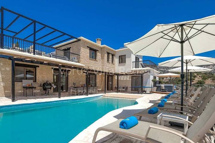 Holiday home for 12 people, with garden and hot tub as well as sauna in Cyprus