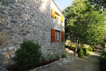 Gîte pour 4 personnes, avec jacuzzi à Balazuc