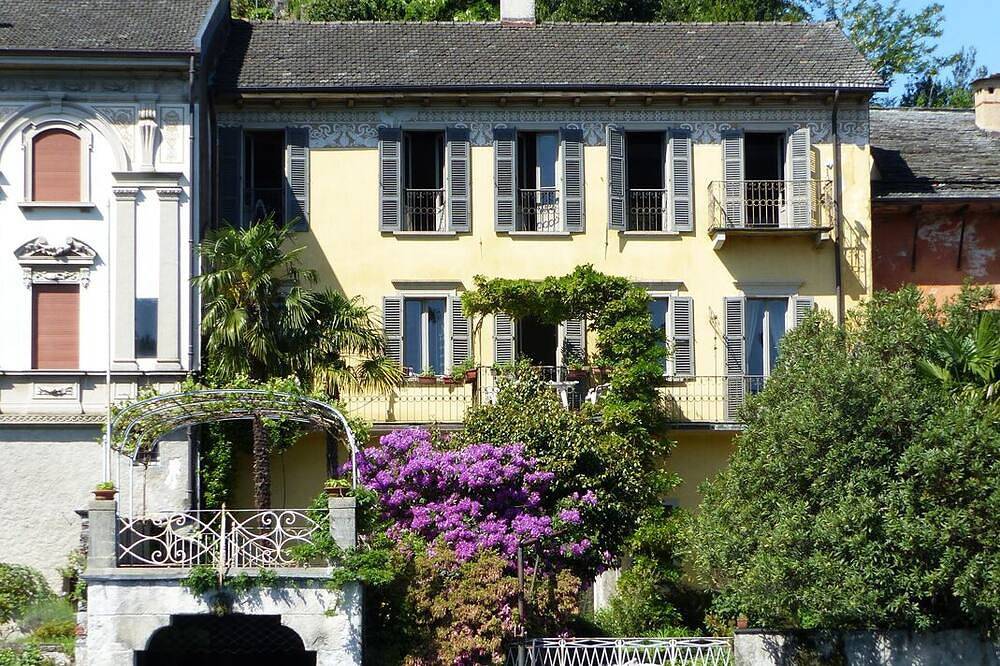 Island San Giulio villa , garden, wet dock, , motor boat, private parking box. in Isola San Giulio, Orta San Giulio
