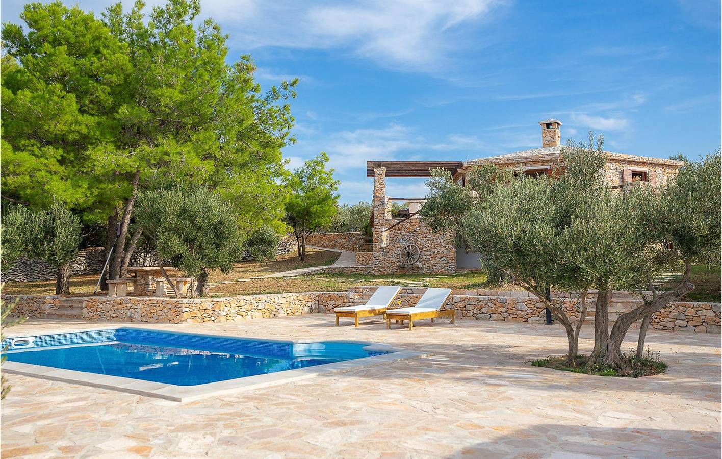 Apartment am Meer mit Pool, Terrasse und moderner Ausstattung – 2 km vom Strand entfernt in Povlja, Brac