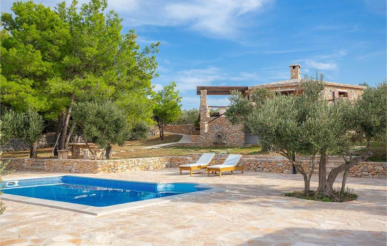 Apartment am Meer mit Pool, Terrasse und moderner Ausstattung – 2 km vom Strand entfernt in Povlja, Brac
