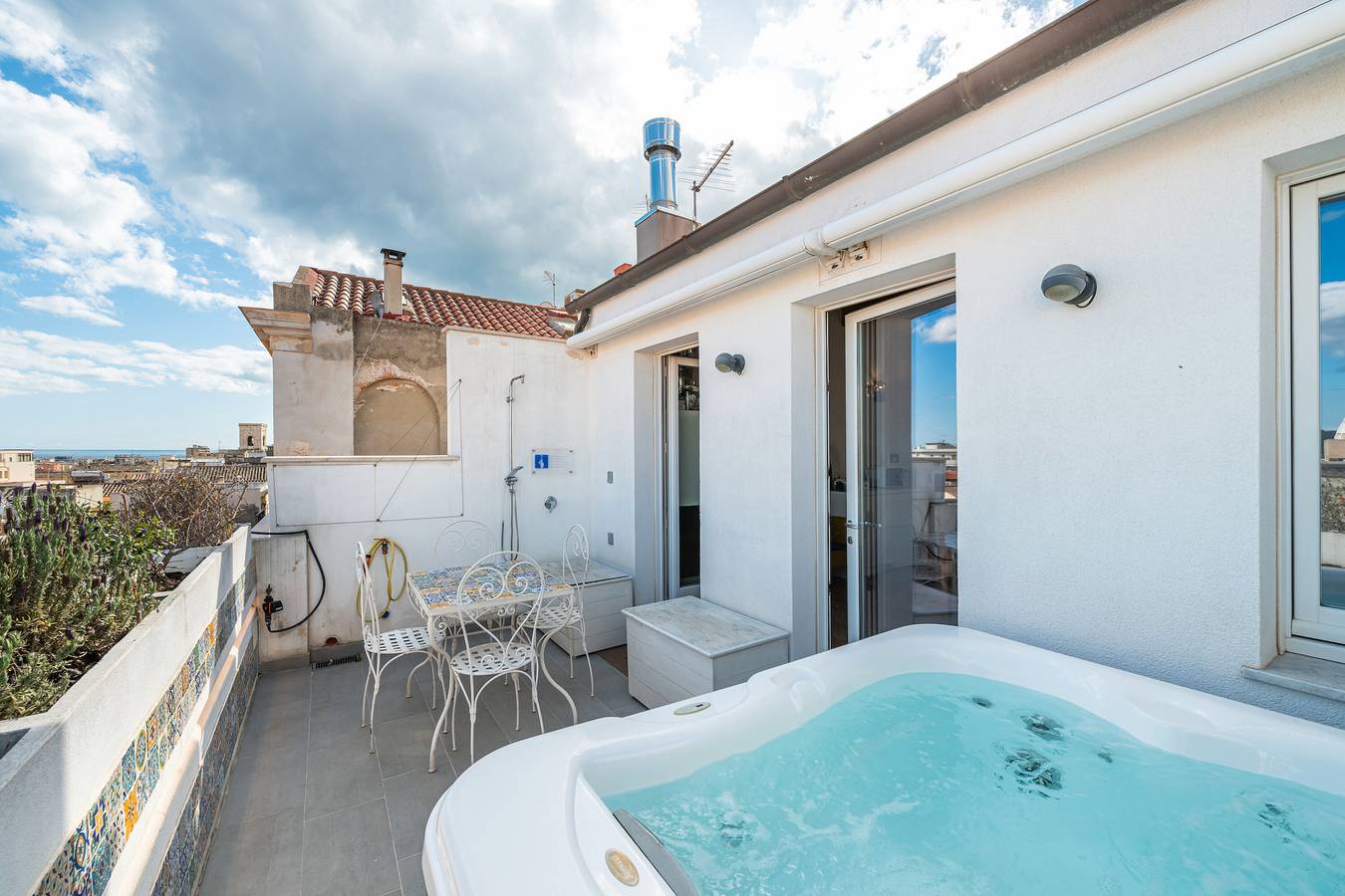 Ganze Wohnung, Ferienwohnung 'La Terrazza Di Bea - Centro Storico' mit Meerblick, Wi-Fi und Klimaanlage in Villanova (Sardinia), Cagliari