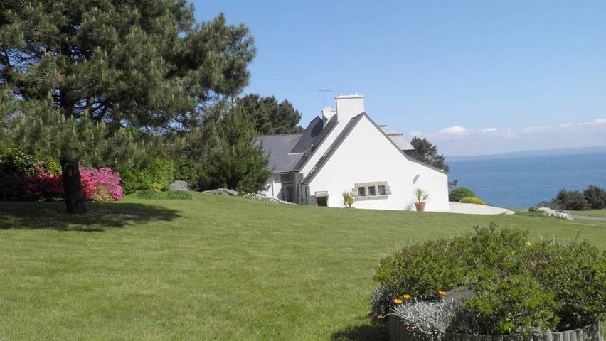 Location de vacances pour 24 personnes, avec Balcon et Terrasse ainsi que Jardin et Vue à Poullan-sur-Mer