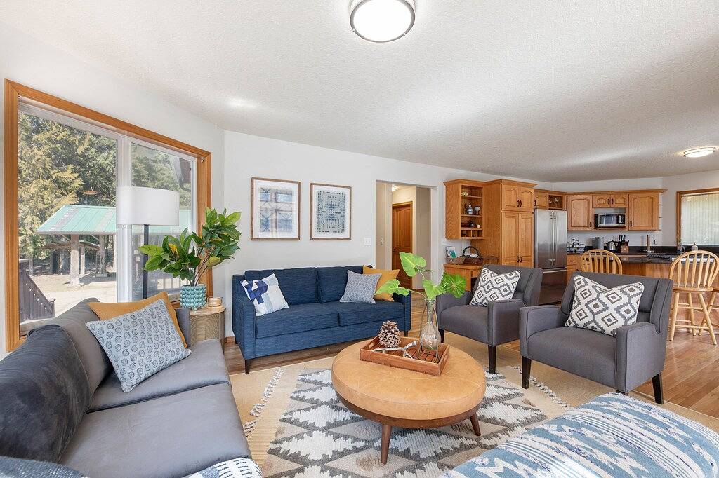 Mt. Hood Riverfront Getaway | Hot Tub | 4Br Chalet on 2 Acres | Pet Friendly in Welches, Mount Hood